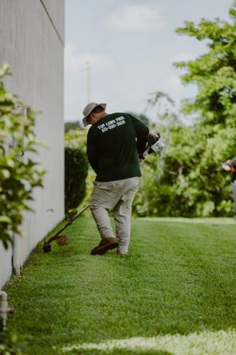 top-lawn-pros-mowing-0I4A1323